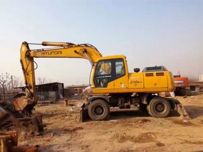 租賃210輪胎式挖掘機(jī)，助力室外裝飾裝潢工程——匯租平臺專業(yè)服務(wù)